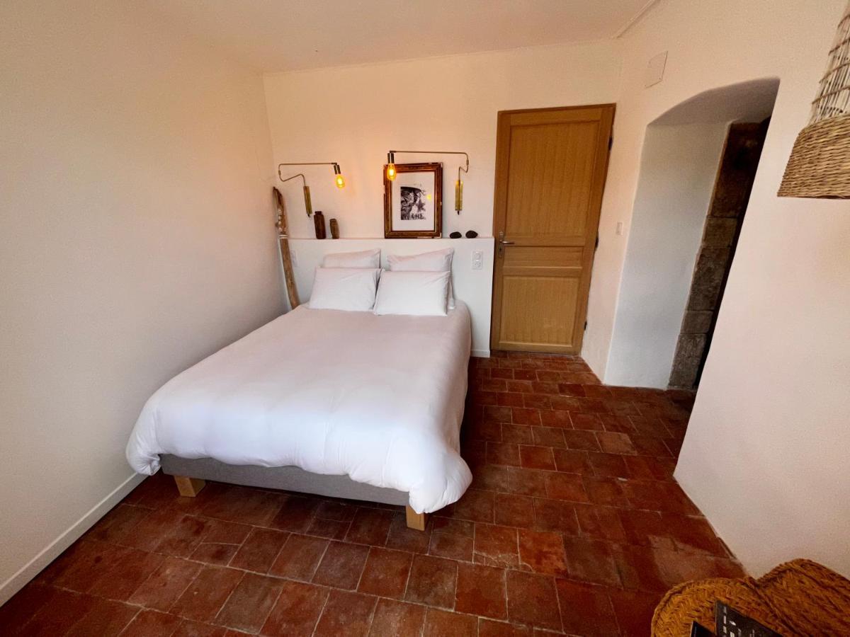 Les Roches Bed and Breakfast Comprégnac Exteriör bild